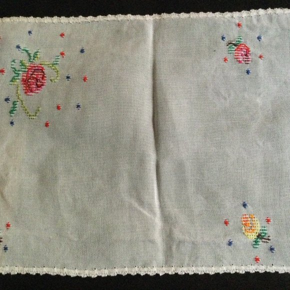 Beautiful table runner cross stitch hand crafted floral rose signed 37" x 12" - Picture 5 of 6